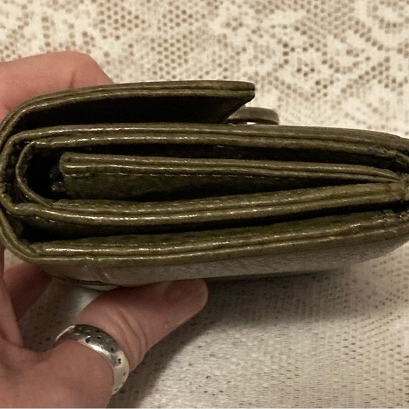 Danier genuine leather wallet green leather with buckle snap - Picture 8 of 9